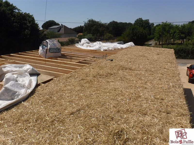 Maison ossature et toiture isolée en paille à Melle (79)